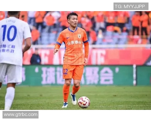 足球明星公开批评中国球员表现引发热议引发球迷和媒体关注